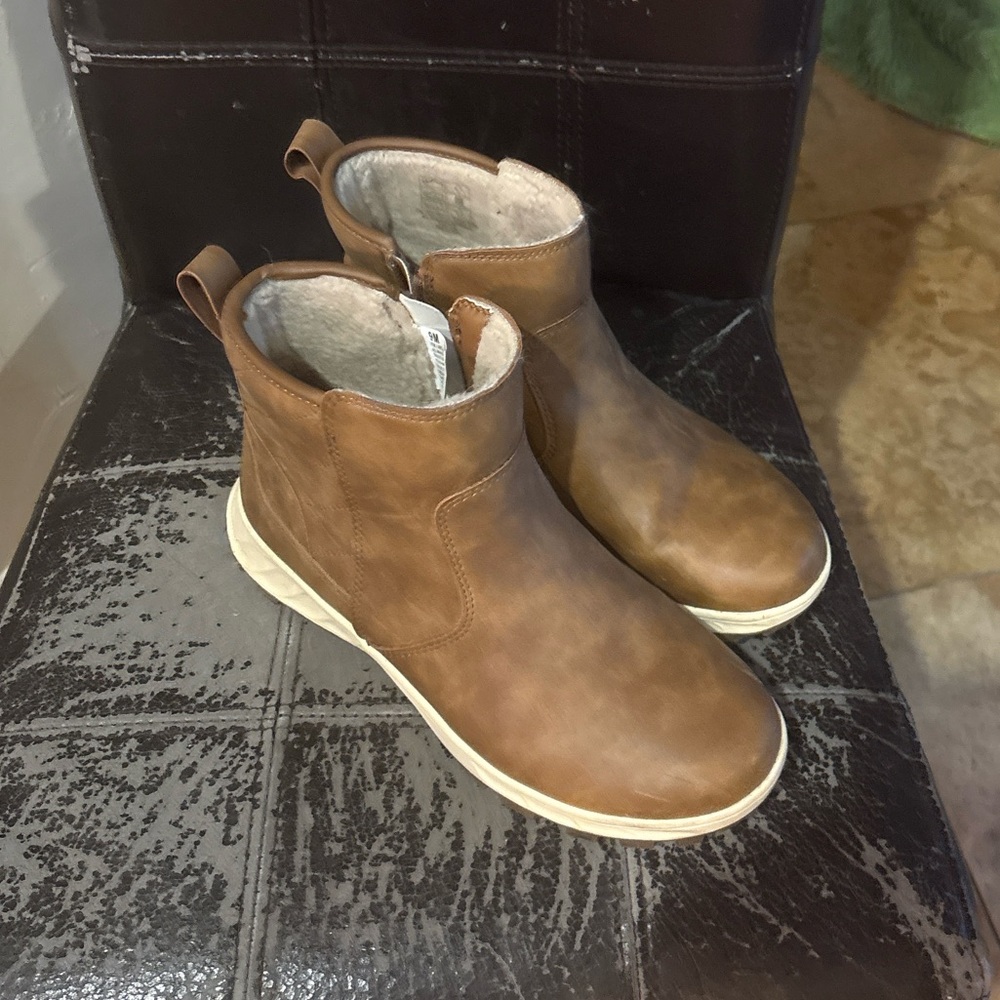 KHOMBU Dusk Women's All Weather Boot Size 9 #243324